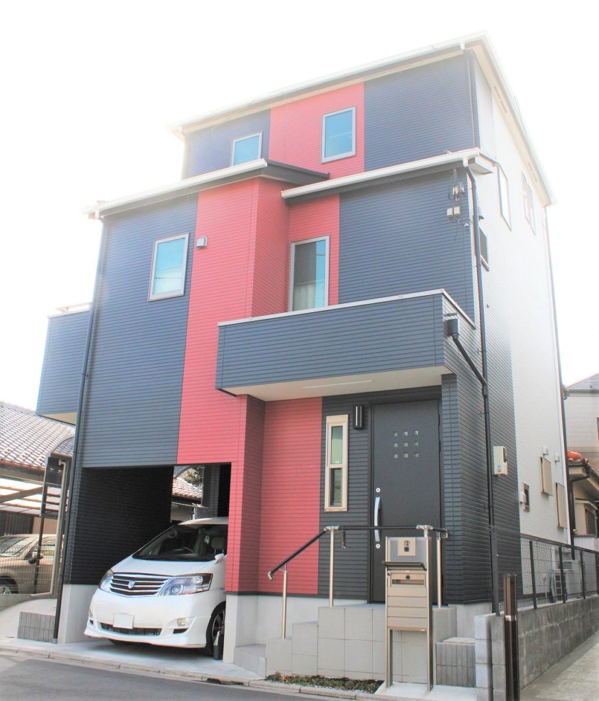 ☆三階建て、スタイリッシュなワークスラインと、モノトーンでまとめた内観。